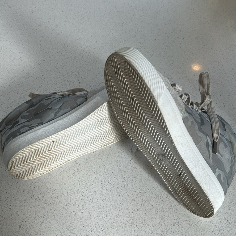 🍍 DKNY Rivka Hi tops Grey Silver Camp Woman’s Size 8.5🍍
# - Picture 4 of 4